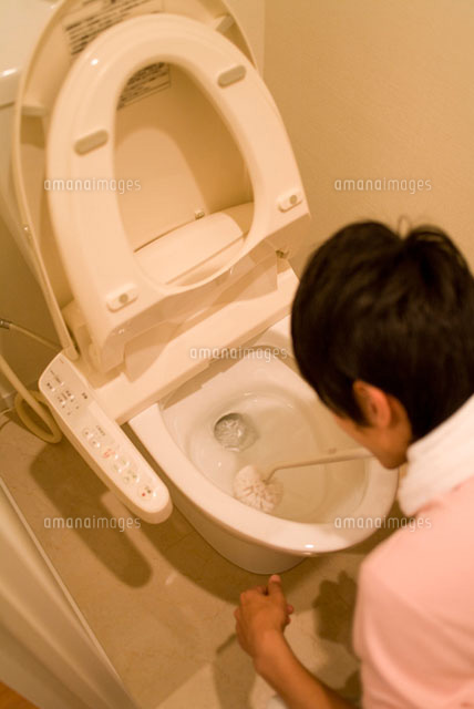 トイレの掃除をする男性
(c)DAJ