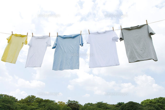 空の下に干された五枚のTシャツ
(c)DAJ