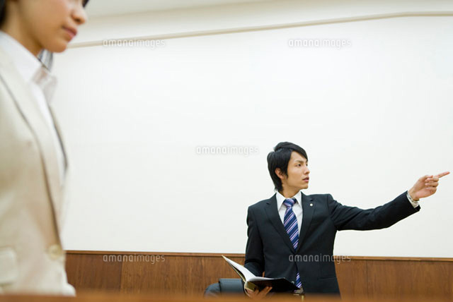 裁判官に意見を言う検事
(c)DAJ