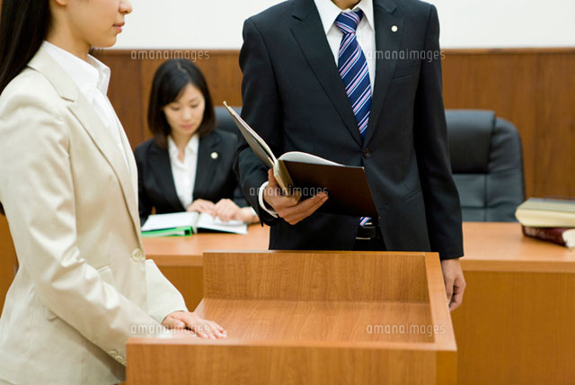 証言台に立つ女性に話しかける検事
(c)DAJ