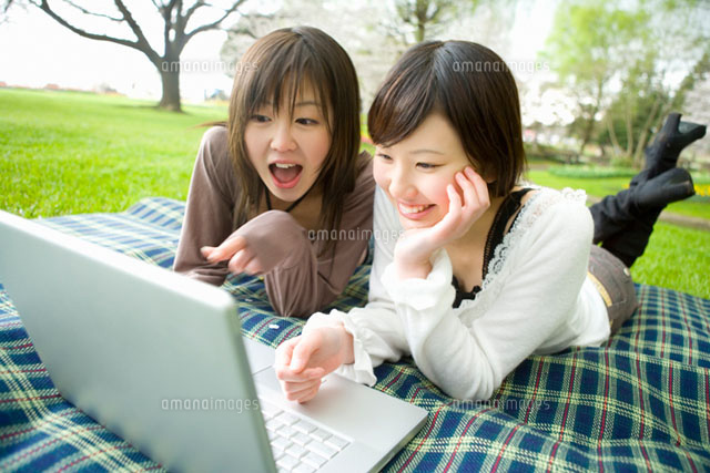 ノートパソコンと女性
(c)daj