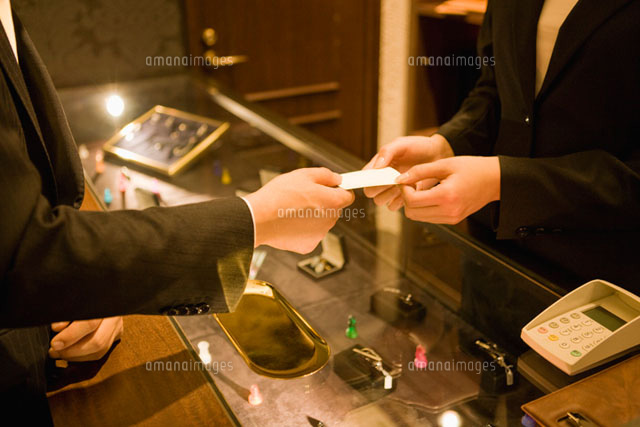 カードを店員に手渡す客
(c)DAJ