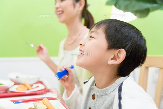 笑顔で食べる男の子
(c)DAJ
