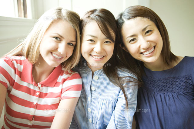 女性3人のポートレート
(c)DAJ