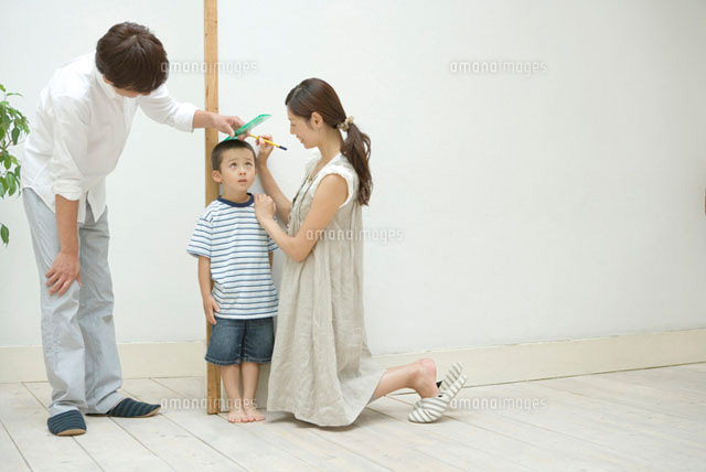 息子の身長を測る両親
(c)DAJ