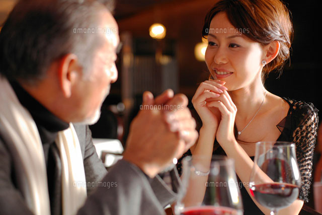 会話をするカップル
(c)daj