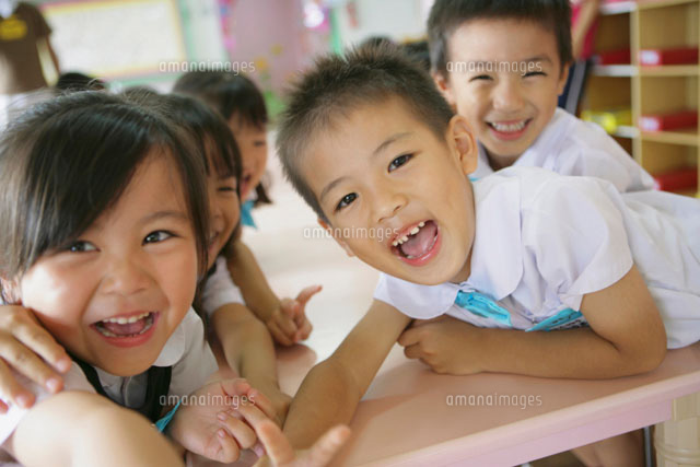幼稚園のこども達
(c)daj