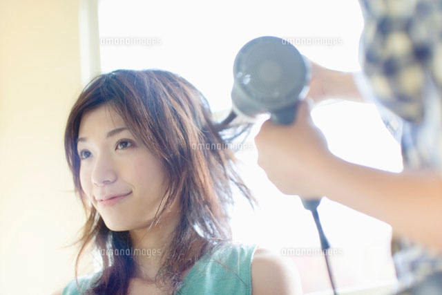 ドライヤーを当てる日本人女性
(c)daj