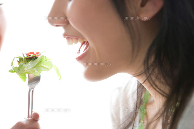サラダを食べる日本人女性
(c)daj