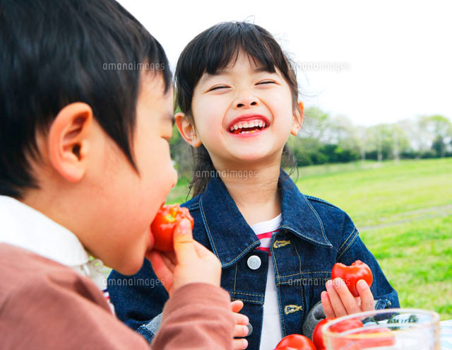 草原でピクニックを楽しむ子供
(c)Kiyoshi Tanaka/a.collectionRF