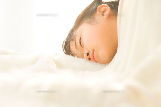 ベッドで昼寝をする日本人の女の子
(c)LUSH LIFE/a.collectionRF