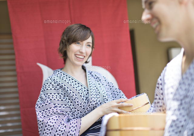 浴衣を着た湯上がりの外国人観光客 33000005159 の写真素材 イラスト