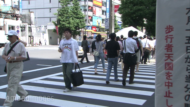 秋葉原通り魔事件が発生 歩行者天国中止の看板 動画素材 映像素材 アマナイメージズ