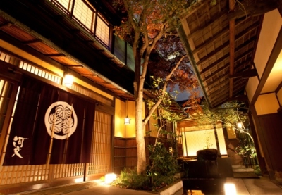 名古屋最古の料亭という歴史と伝統を今も刻み続けています。