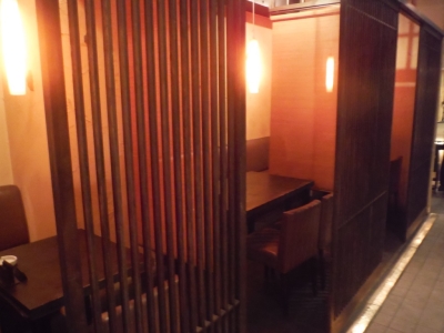 やさしい光の演出を施した店内。お客さまにくつろぎを提供しています。(『夕夜月』)