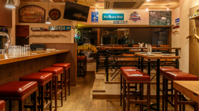 おいしいビールを中心に、たくさんの人々が集まりワイワイ楽しめる、そんなお店づくりをめざしています。