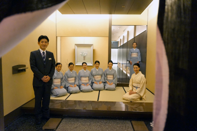 女性は和服、男性はスーツ着用。イチから学べる研修であなたも紳士淑女の仲間入りです。