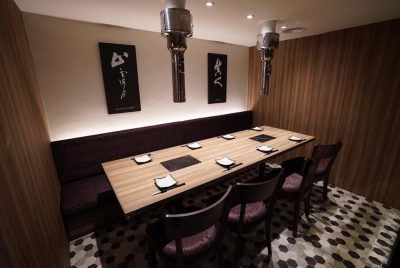 落ち着いたシックな店内には、個室も5部屋完備。ワインに合う肉料理をゆっくり味わえます。