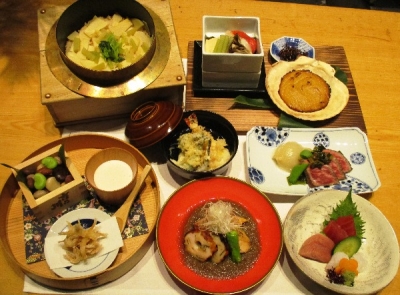 熟練の職人が手間暇かけて作るお料理。旬の食材をふんだんに彩りよくご提供してます