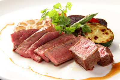 厳選した牛肉をはじめ契約農家や漁港から直送される食材は美味しさの他、安心・安全にもこだわりあり