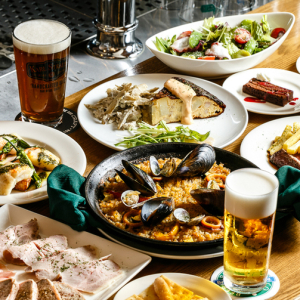 肉料理をはじめ、魚介料理や煮込み料理など幅広いメニューを提供。