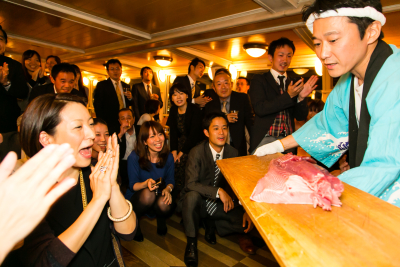 船内では様々なイベントを開催。料理も和洋折衷組み合わせで提供。