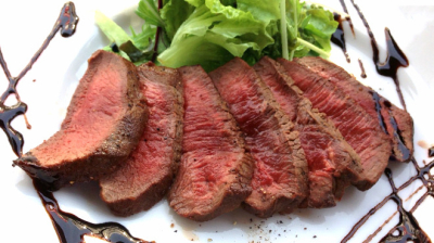厳選した牛肉をはじめ契約農家や漁港から直送される食材は美味しさの他、安心・安全にもこだわりあり