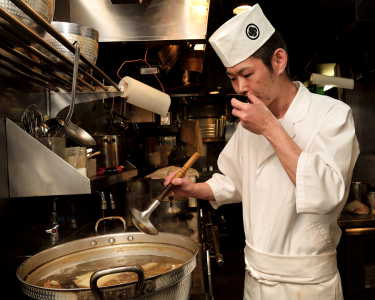 熟練の職人が毎日手間暇かけて準備します。すべてはお客様の笑顔のためです。