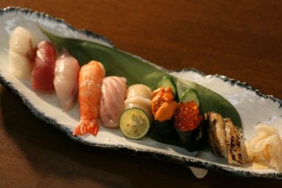 さかな屋直営という強みを活かして新鮮な魚を多く取りそろえ、寿司物販をメインに展開予定。※画像は既存店