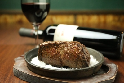 肉料理とワインをゆっくりお楽しみいただけます。