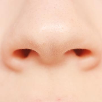 毛抜きはNG？おすすめの鼻毛処理のやり方