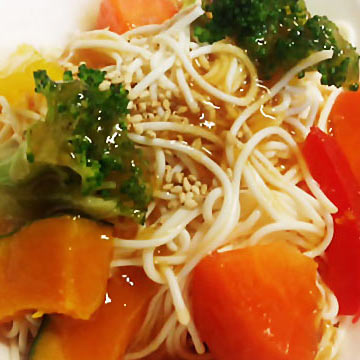 コンビニ惣菜でひと工夫「温野菜・豆腐麺のゴマ生姜ダレ」