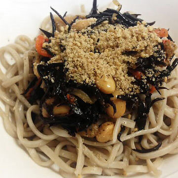 コンビニ惣菜でひと工夫「ひじき・ゴマの温かい蕎麦」