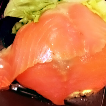 お弁当の食べ分け術「スモークサーモン＆カットキャベツのサラダ」