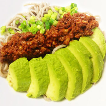 夏バテ防止レシピ！「アボカド・らっきょう＆トマトソース蕎麦」