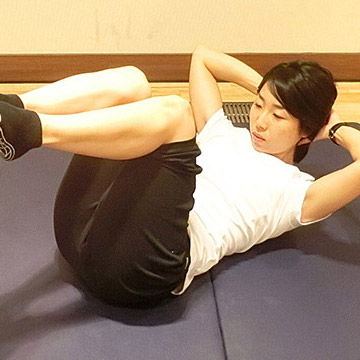 1分で50分間のウォーキングと同じ効果「レッグレイズクランチ」