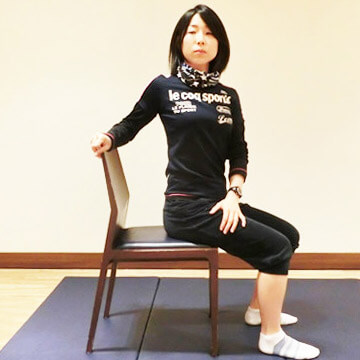 何気ない瞬間に鍛えるエクササイズ「シッティングツイスト」