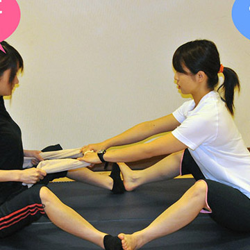 友達一緒に痩せよう！背中で綱引きエクササイズ