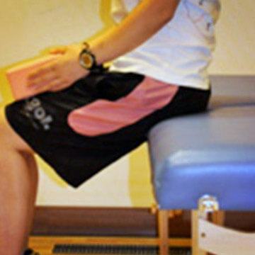 ベッドに腰掛けてできる！簡単ふくらはぎトレーニング！