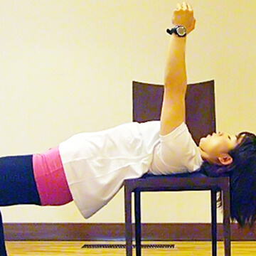 ペットボトルを使ってできる二の腕引き締めエクササイズ