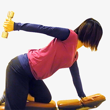 ペットボトルを使って簡単にできる二の腕エクササイズ