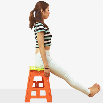 椅子に浅めに座ってデスクで体幹強化と足のむくみとり運動