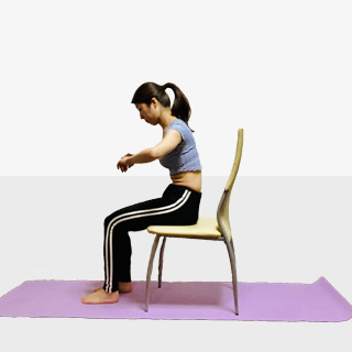 座りっぱなしのデスクワークは太りの原因！！《猫背につける薬エクササイズ》