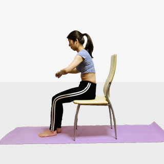 座りっぱなしのデスクワークは太りの原因！！《巻き肩につける薬エクササイズ》