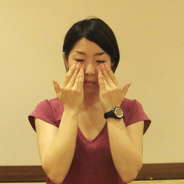 家で簡単にできる小顔マッサージ「くすみや小じわ改善」