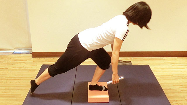 1分で50分間のウォーキングと同じ効果「バックランジ」