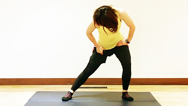 おうちで簡単にできるコロコロローラーを使った太ももストレッチ-07