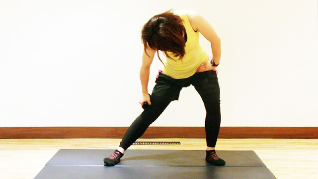 おうちで簡単にできるコロコロローラーを使った太ももストレッチ-08