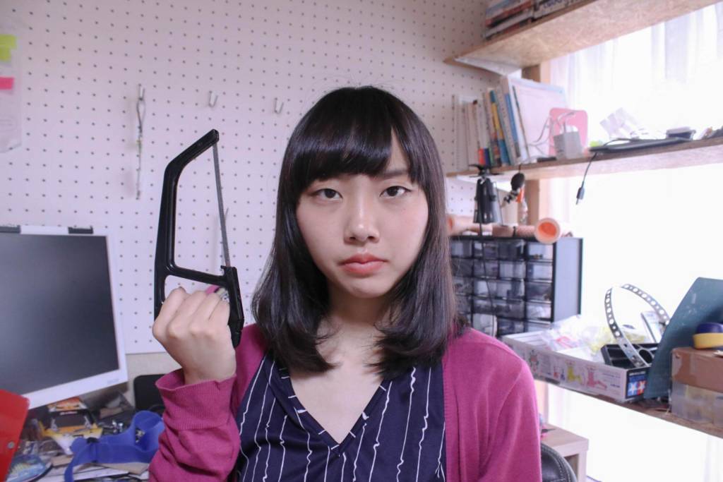 貯金ができなくて悩んでいる女性に朗報! あなたにピッタリな発明品「ヒモ貯金箱」が完成しました