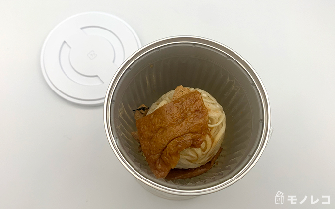IZAMESHI 長期保存できるうどん袋の中の揚げをを麺カップに入れた画像